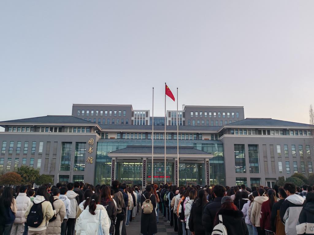 ylzz总站线路检测中心举行升旗仪式 650余名师生共抒爱国情怀